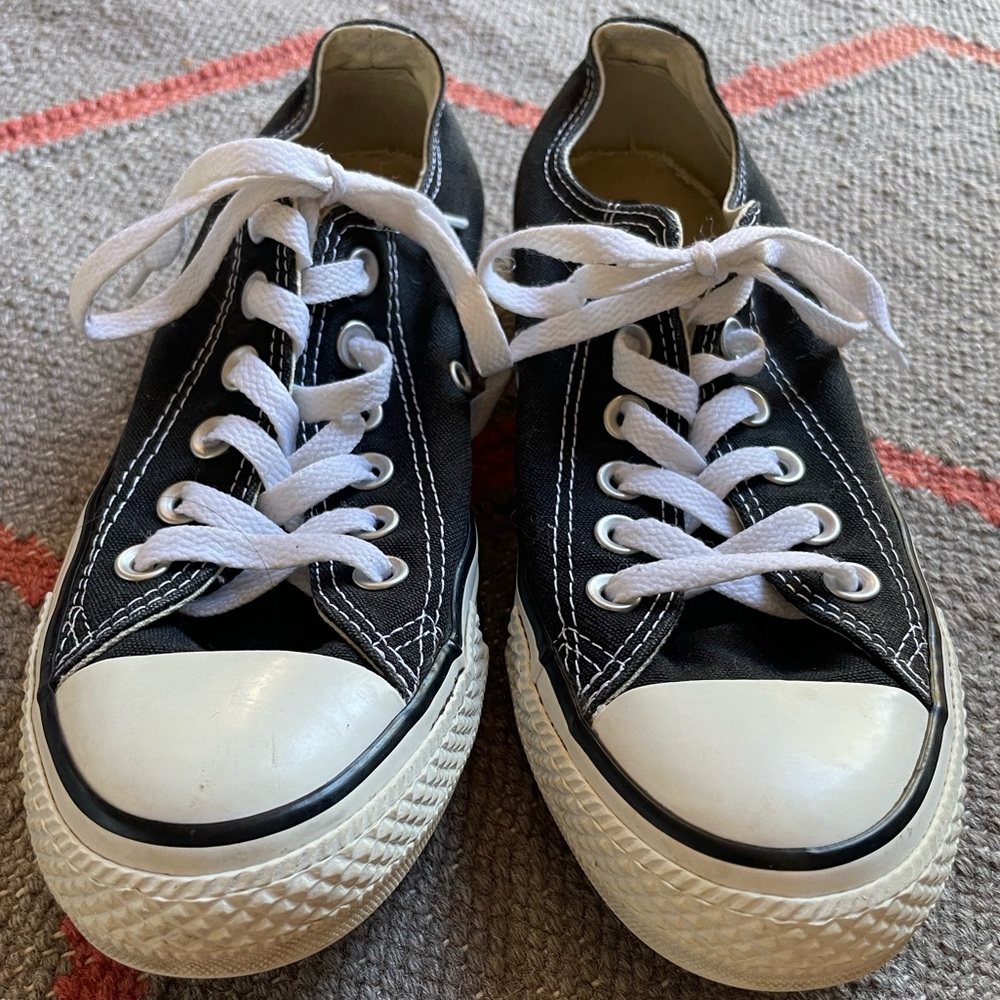 Black converse low tops